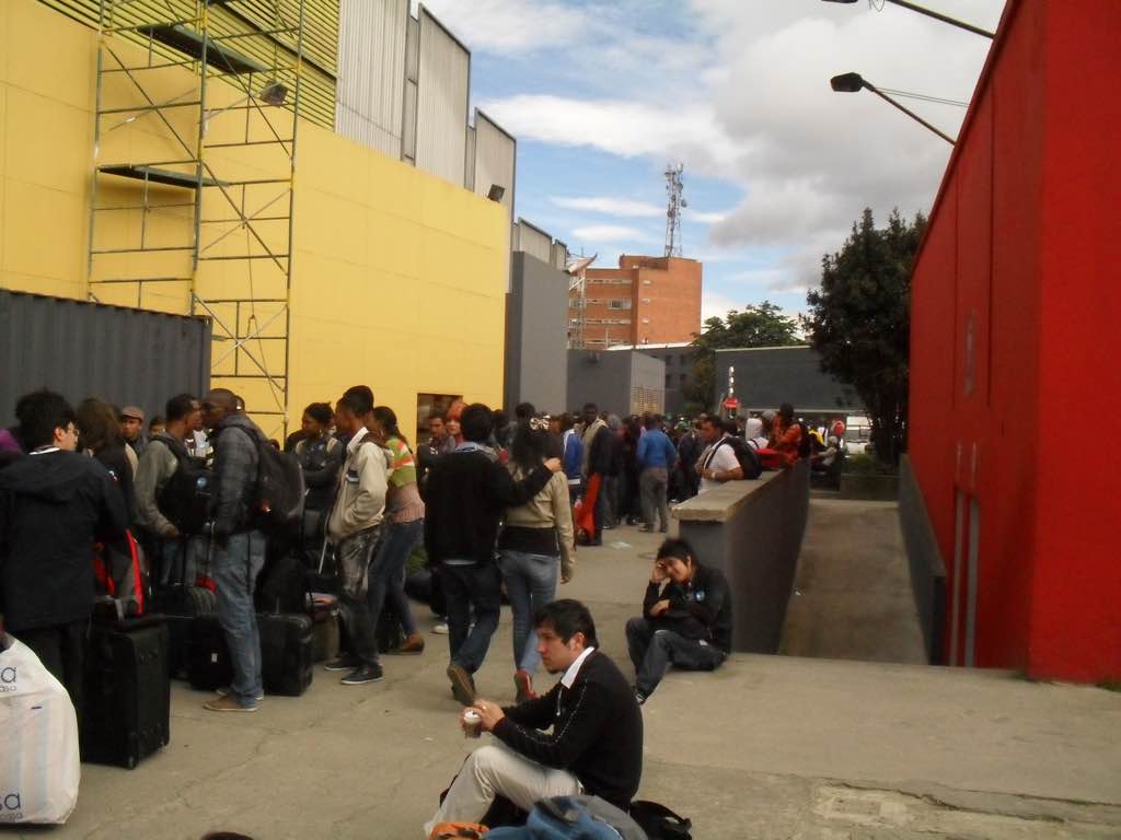 Fila de ingreso a la zona de acampada